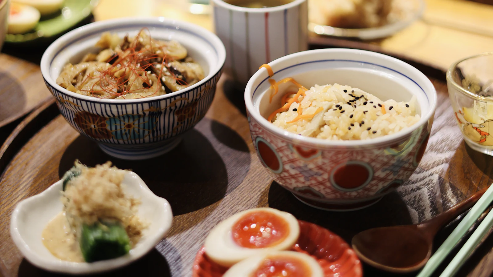 味彩亭 こはるの和の家庭料理が並ぶ食卓