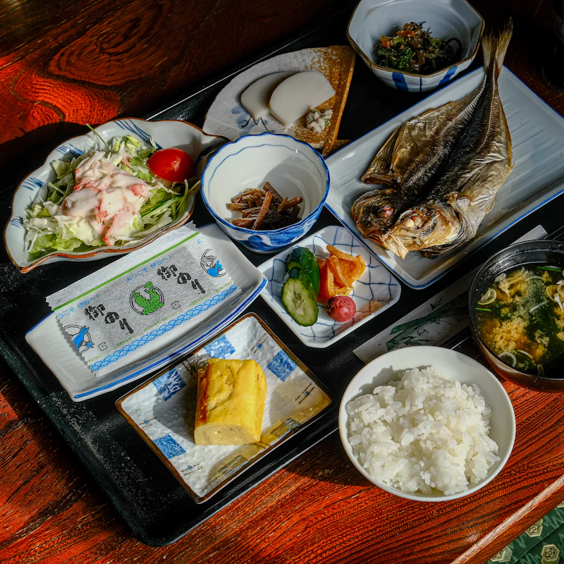 約30品目を少しずつ味わえるバランス定食